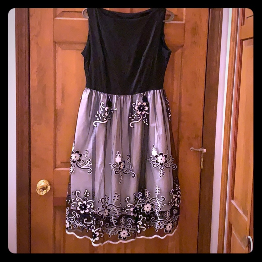 Semi-formal dress with embroidered details